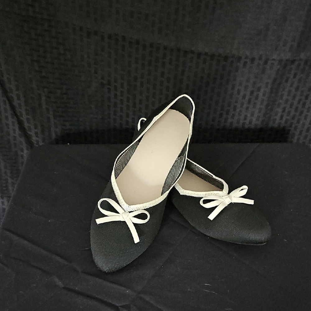 Elegant Black Flats with Bow Accent
